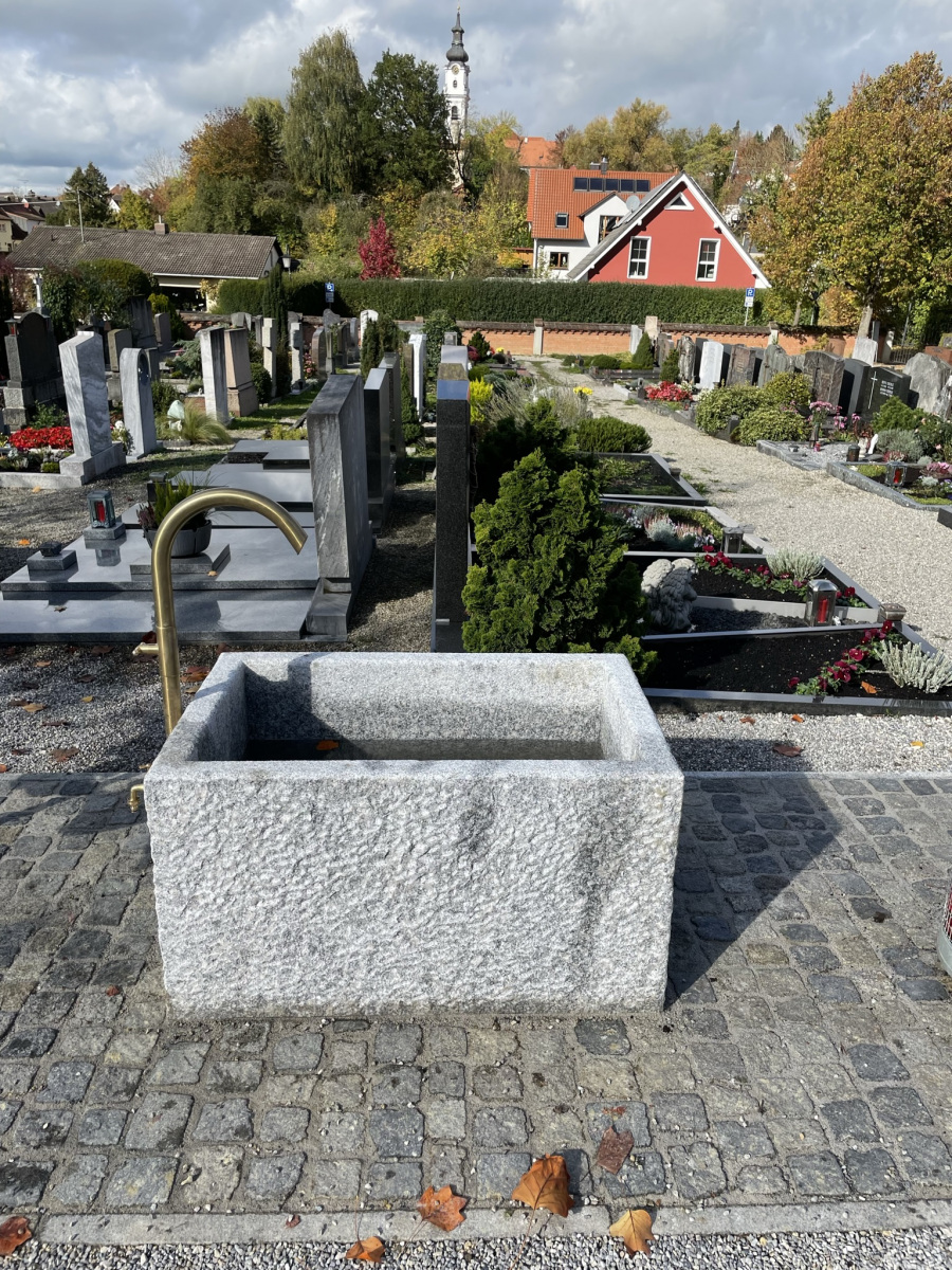 Infrastruktur Friedhof, auch dieser lädt zum Verweilen,  zur Erinnerung an geliebte und geschätzte Bezugspersonen ein.