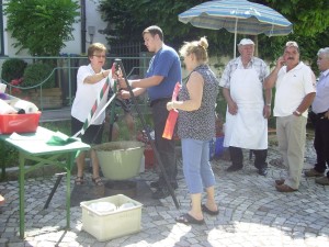 Vorbereitung zum Gulaschkochen im Altohof