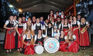 Ungarn_Gruppenbild_Musiker_Tänzer_2014_FG